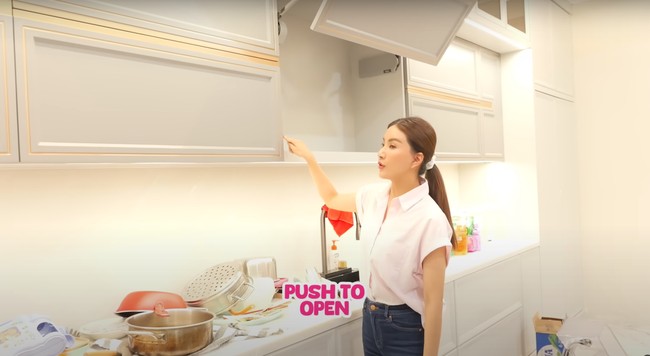 Di rumah mewahnya itu juga terdapat 2 dapur, dapur bersih dan kotor. Sarwendah tampak memamerkan kitchen set di dapur bersihnya yang mudah digunakan. Hanya ditekan, lemari-lemari di kitchen set nya itu akan terbuka otomatis. Foto: YouTube/Sarwendah Official