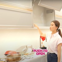 Di rumah mewahnya itu juga terdapat 2 dapur, dapur bersih dan kotor. Sarwendah tampak memamerkan kitchen set di dapur bersihnya yang mudah digunakan. Hanya ditekan, lemari-lemari di kitchen set nya itu akan terbuka otomatis. Foto: YouTube/Sarwendah Official