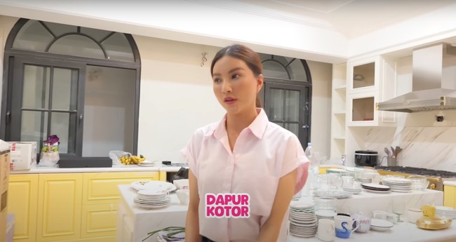 Untuk dapur kotornya tampak begitu luas dilengkapi dengan berbagai peralatan memasak. Berbeda dari dapur kering, untuk dapur kotornya Sarwendah memilih dominasi warna putih dan kuning. Foto: YouTube/Sarwendah Official