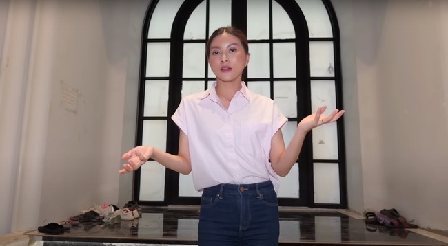 Sarwendah perdana memamerkan rumah barunya melalui channel YouTube pribadinya. Meski diakuinya rumahnya itu belum benar-benar rampung namun kemewahan sudah jelas terlihat di rumah baru Sarwendah. Foto: YouTube/Sarwendah Official