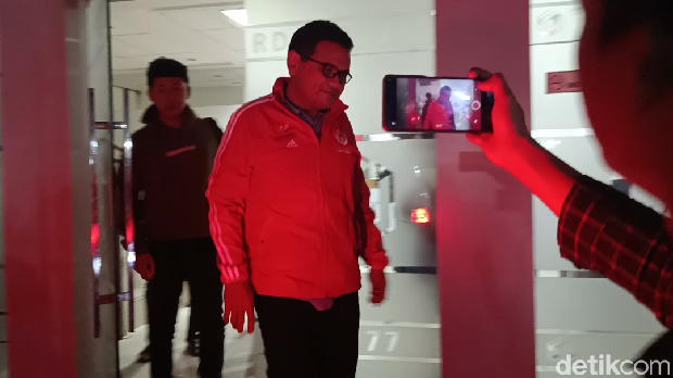 Sejumlah orang dibawa KPK usai pemeriksaan di PT Chimarder 777, Semarang, Kamis (18/7/2024).