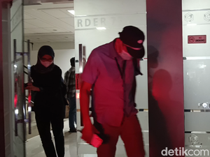 6 Jam Geledah PT Chimarder 777 Semarang, KPK Bawa 1 Koper-Sejumlah Orang