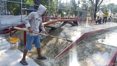 Sejumlah pekerja menyelesaikan proyek Skatepark Lumintang, Denpasar, Bali, pada Kamis (18/7/2024). (Foto: Ni Made Lastri Karsiani Putri/detikBali)