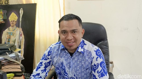 Sekjen Keuskupan Agung Kupang, Romo Erick Fkun, saat ditemui di ruang kerjanya, Kamis (18/7/2024). (Simon Selly/detikBali)