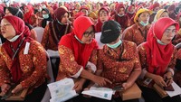 Sejumlah buruh pabrik rokok antre mendapatkan pencairan Bantuan Langsung Tunai (BLT) Dana Bagi Hasil Cukai Tembakau (DBHCT) Tahun 2024 di PT HM Sampoerna Tbk Plant Rungkut 2, Surabaya, Jawa Timur, Kamis (18/7/2024).