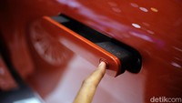 Tersedia juga fitur buka tutup pintu dengan cukup menekan tombol pintu.  