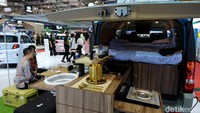 Kini di sisi belakang juga disediakan sink lengkap dengan wastafel Dometic yang berfungsi untuk cuci piring dan sebagainya.  