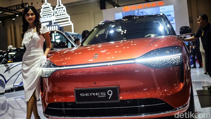 Si Oranye Seres 9 Concept Setir Kiri Mejeng di GIIAS 2024 Seres memboyong mobil listrik Seres 9 Concept di GIIAS 2024. Mobil listrik ini menjadi andalan Seres di GIIAS.