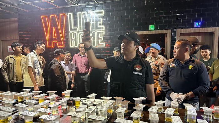 Sidak kelab malam dan tes urin pengunjung di Riau. (Dok Humas Polda Riau)