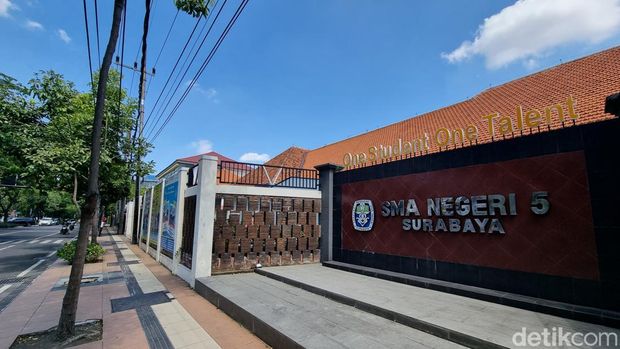 SMA Negeri 5 Surabaya.