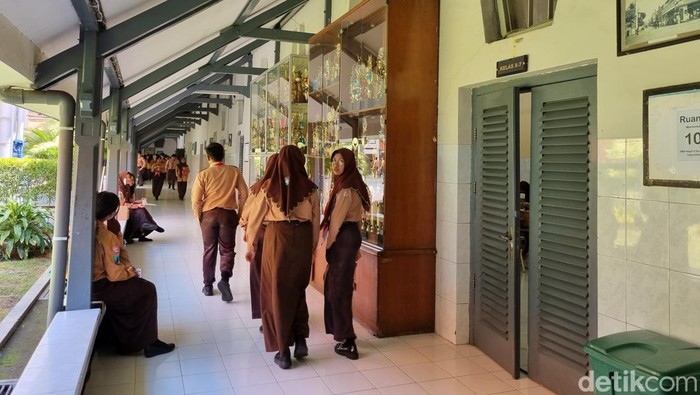 SMA Negeri 5 Surabaya.