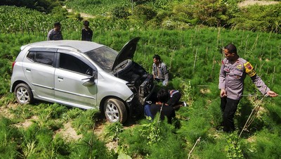 Sopir Tak Kuasai Medan, Ayla Terperosok ke Ladang di Boyolali
