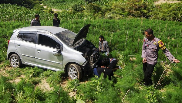 Sopir Tak Kuasai Medan, Ayla Terperosok ke Ladang di Boyolali