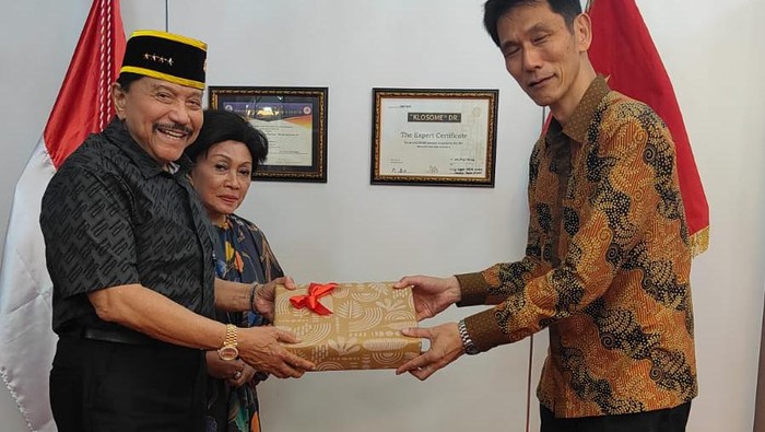 Strategi Preventif dalam Penanggulangan Terorisme di Indonesia Jenderal TNI (purnawirawan) AM Hendropriyono menerima tamu Makato Kawano selaku Kepala unit Terorisme kantor PM Jepang di kediamannya, Jakarta.