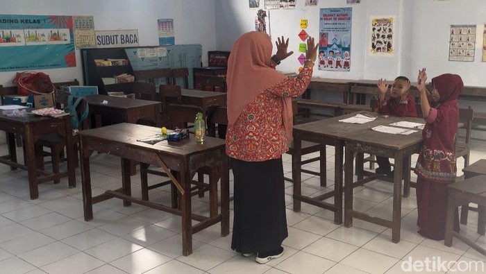 Suasana KBM siswa baru di SDN Terusan 2, Gedeg, Mojokerto.