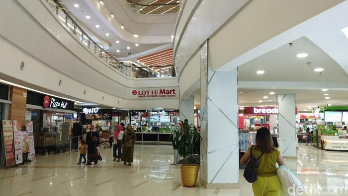 Suasana pengunjung di Mal Centre Point Medan hari ini. (Kartika Sari/detikSumut)