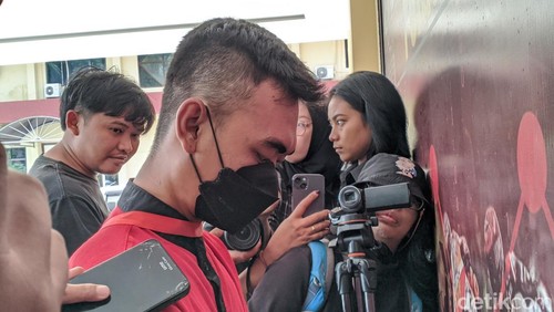 Tampang SA, montir yang menyodomi pelajar di Lombok Timur dihadirkan saat konferensi pers di Polda NTB, Kamis (18/7/2024). (Foto: Ahmad Viqi/detikBali)