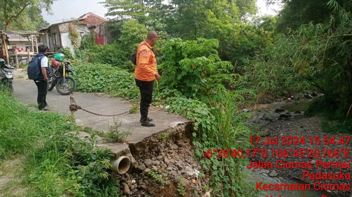 Bencana Tanah Longsor Putuskan Akses Warga Desa Pagelaran Bogor