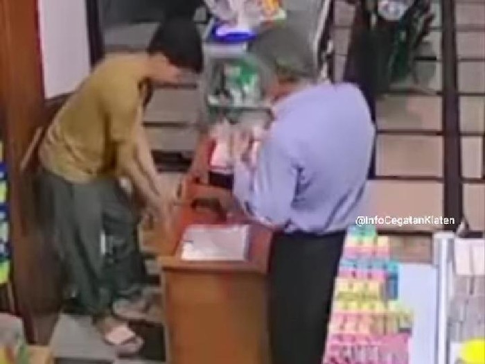 Tangkapan layar video rekaman CCTV yang merekam sosok pria bule (rambut putih) yang diduga melakukan penggendaman di sebuah toko di Ngupit, Ngawen, Kabupaten Klaten. Diunggah Kamis (18/7/2024).