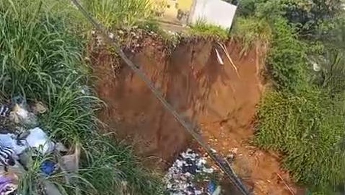 Tebing runtuh di Cianjur