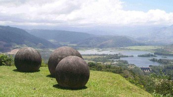 Pada tahun 1930-an, lebih dari 300 bola batu dengan berbagai ukuran ditemukan di Diquis Delta Kosta Rika, yang sebagian besar disusun secara geometris, menunjuk ke utara magnetik, diukir dari granit flash valgal, dan kelengkungan setiap titik di permukaan bola batu hampir sama. Dikatakan bahwa bola batu ini dibuat antara 200 SM dan 1600 SM. Foto: Sina Mobile