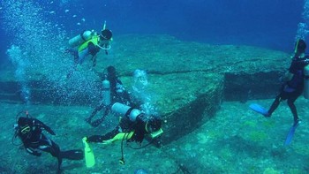 Topografi dasar laut Pulau Yanaguo memiliki sejumlah besar batu-batu besar biasa, termasuk sisa-sisa zaman es terakhir - batu pasir dan batu lumpur yang sangat halus, serta batuan yang dipotong secara artifisial, serta jalan, tangga, dan bentuk lainnya. Apakah itu keajaiban alami atau ukiran buatan? Adegan yang luar biasa memberinya nama lain - reruntuhan bawah laut. Foto: Sina Mobile