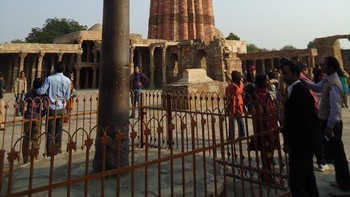 Pilar besi Delhi kuno memiliki tinggi 7 meter dan berat 6,5 ton. Dikatakan bahwa itu dibangun untuk memperingati generasi kedua Tandra Gupta. Setelah ribuan tahun angin dan hujan, tidak ada jejak karat. Anti-korosinya telah menarik perhatian dan kekaguman dunia. Foto: Sina Mobile