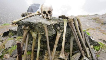 Roupkund adalah danau glasial di Himalaya di India, pada ketinggian 5.029 meter. Ketika es dan salju mencair, ratusan tulang manusia muncul, beberapa di antaranya dapat ditelusuri kembali ke 850 M. Foto: Sina Mobile