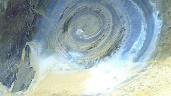 Mata Afrika, juga Mata Sahara, terletak di Mauritania. Ini memiliki bentang alam konsentris yang aneh. Dilihat dari udara, terlihat seperti mata biru raksasa. Foto: Sina Mobile