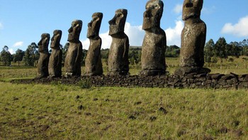 Patung raksasa di Pulau Paskah sangat misterius. Lebih dari 1.000 patung besar berwajah manusia setengah tubuh telah ditemukan di pulau itu. Mereka memiliki kepala yang panjang, rongga mata yang dalam, dan jembatan hidung yang tinggi. Di antara mereka, 600 pulau batu diatur dengan rapi di tepi laut, ukurannya berkisar, tinggi 6-23 meter, dan berat sekitar 30-90 ton. Gambarnya cerdas, menghadap ke laut, seolah-olah sedang berpikir. Tidak ada yang tahu asal usulnya. Foto: Sina Mobile