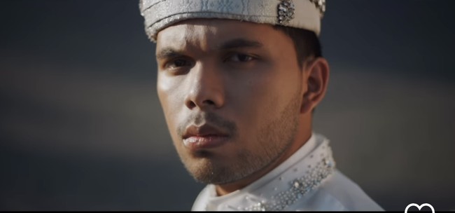 Di look berbeda, pasangan ini jua terlihat tampil mengenakan busana adat Minangkabau. Diketahui Minangkabau sendiri merupakan daerah asal dari Thariq Halilintar. Foto: Instagram/@thariqhalilintar