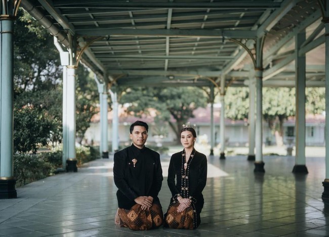 Pasangan Thariq Halilintar dan Aaliyah Massaid tampaknya baru saja menjalani sesi pemotretan prewedding. Pasangan yang akan segera menikah itu memilih foto prewedding dengan mengusung tema adat. Foto: Instagram/@thariqhalilintar