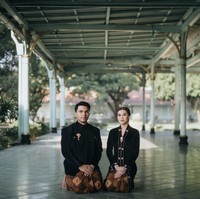 Pasangan Thariq Halilintar dan Aaliyah Massaid tampaknya baru saja menjalani sesi pemotretan prewedding. Pasangan yang akan segera menikah itu memilih foto prewedding dengan mengusung tema adat. Foto: Instagram/@thariqhalilintar