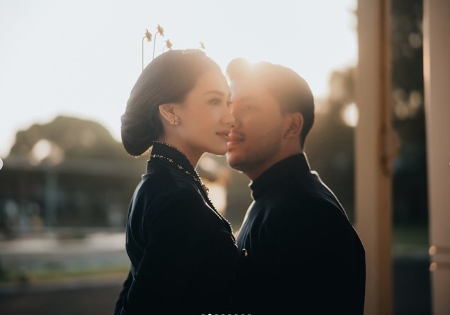 Tampil dengan busana adat Jawa, Thariq dan Aaliyah terlihat menawan. Keduanya pun memilih kompak mengenakan busana adat Jawa berwarna hitam. Foto: Instagram/@thariqhalilintar