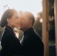 Tampil dengan busana adat Jawa, Thariq dan Aaliyah terlihat menawan. Keduanya pun memilih kompak mengenakan busana adat Jawa berwarna hitam. Foto: Instagram/@thariqhalilintar