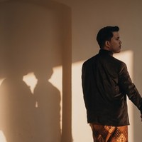 Busana adat Jawa berwarna hitam itu dipadukan dengan kain lilit batik berwarna coklat. Pasangan sejoli tersebut juga tampak memamerkan kemesraan mereka. Foto: Instagram/@thariqhalilintar