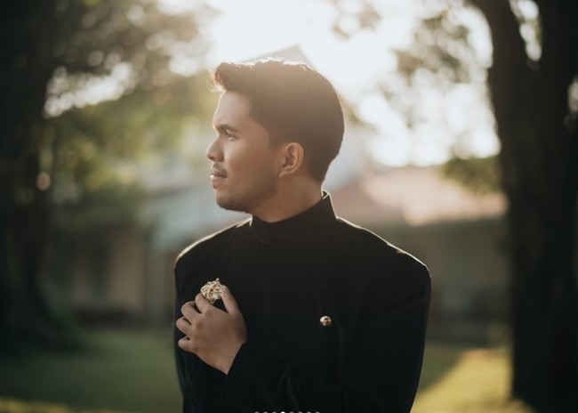 Thariq tampil gagah dengan beskap yang dilengkapi dengan bros berwarna keemasan. Foto: Instagram/@thariqhalilintar