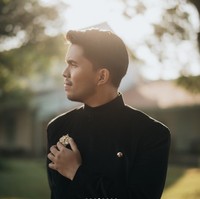 Thariq tampil gagah dengan beskap yang dilengkapi dengan bros berwarna keemasan. Foto: Instagram/@thariqhalilintar