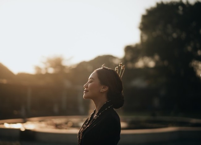 Sementara Aaliyah tampil anggun dengan kebaya berbahan velvet dan rambut tersanggul. Ia juga melengkapi penampilannya dengan aksesori rambut berupa cunduk mentul berbentuk kembang. Foto: Instagram/@thariqhalilintar
