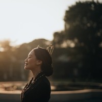 Sementara Aaliyah tampil anggun dengan kebaya berbahan velvet dan rambut tersanggul. Ia juga melengkapi penampilannya dengan aksesori rambut berupa cunduk mentul berbentuk kembang. Foto: Instagram/@thariqhalilintar