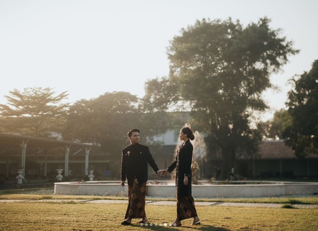“Menyatu dalam cinta dan tradisi,” tulis keterangan unggahan tersebut. Setelah resmi menggelar acara lamaran pada Minggu (23/6/24), Thariq dan Aaliyah kini memang tengah fokus mempersiapkan pernikahan mereka yang tampaknya akan digelar sebentar lagi. Foto: Instagram/@thariqhalilintar