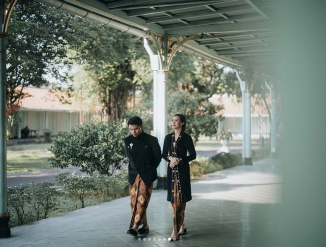 Di sesi pemotretan preweddingnya kali ini Aaliyah dan Thariq tampil menawan dengan bantuan fotografer morden.co. Untuk busana adat Jawa yang dikenakan keduanya sendiri merupakan rancangan dari desainer Dimas Singgih Utomo. Foto: Instagram/@thariqhalilintar