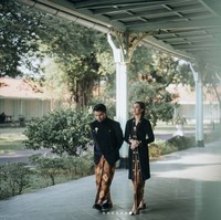 Di sesi pemotretan preweddingnya kali ini Aaliyah dan Thariq tampil menawan dengan bantuan fotografer morden.co. Untuk busana adat Jawa yang dikenakan keduanya sendiri merupakan rancangan dari desainer Dimas Singgih Utomo. Foto: Instagram/@thariqhalilintar