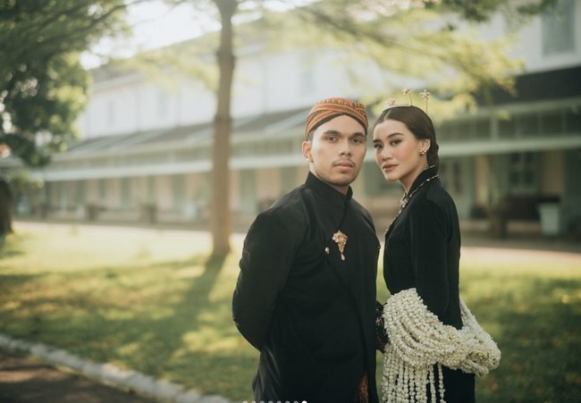 Di beberapa foto Thariq juga tampak mengenakan blangkon yang senada dengan kain lilitnya. Sementara Aaliyah tampil unik mengenakan selendang dari roncean melati. Foto: Instagram/@thariqhalilintar