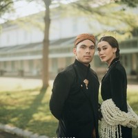 Di beberapa foto Thariq juga tampak mengenakan blangkon yang senada dengan kain lilitnya. Sementara Aaliyah tampil unik mengenakan selendang dari roncean melati. Foto: Instagram/@thariqhalilintar