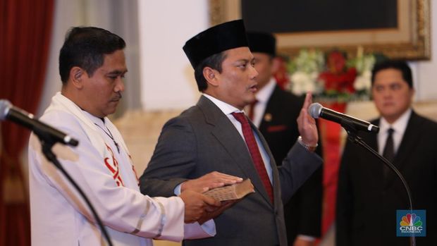 Thomas Djiwandono (Anggota Gugus Tugas Sinkronisasi Prabowo-Gibran) sebagai Wakil Menteri Keuangan II saat Pelantikan berlangsung di Istana Kepresidenan, Jakarta, Kamis (18/7/2024). (CNBC Indonesia/Tri Susilo)
