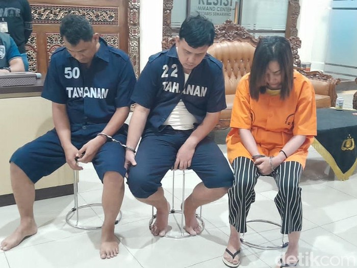 tiga tersangka kasus gendam dihadirkan di Polrestabes Semarang, Kamis (18/7/2024).