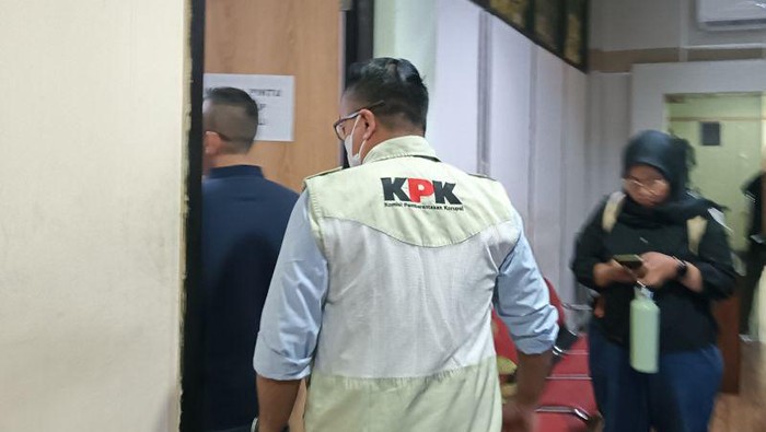 Tim penyidik KPK memasuki ruangan di Kantor Dinas Perumahan dan Kawasan Permukiman (Disperkim) Kota Semarang, Kamis (18/7/2024). (ANTARA/Zuhdiar Laeis)