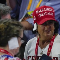 Besoknya saat hajatan Partai Republik itu berlanjut, para pendukung setia Trump berbondong-bondong datang dengan kuping yang seakan ditutup perban putih. Mereka memakai perban versinya masing-masing. (Foto: AP Photo/Matt Rourke)