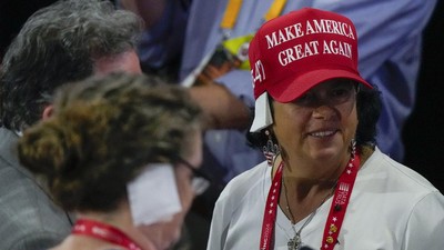 Foto: Kreatif atau Maksa? Gaya Pendukung Trump Pakai Perban Jelang Pilpres